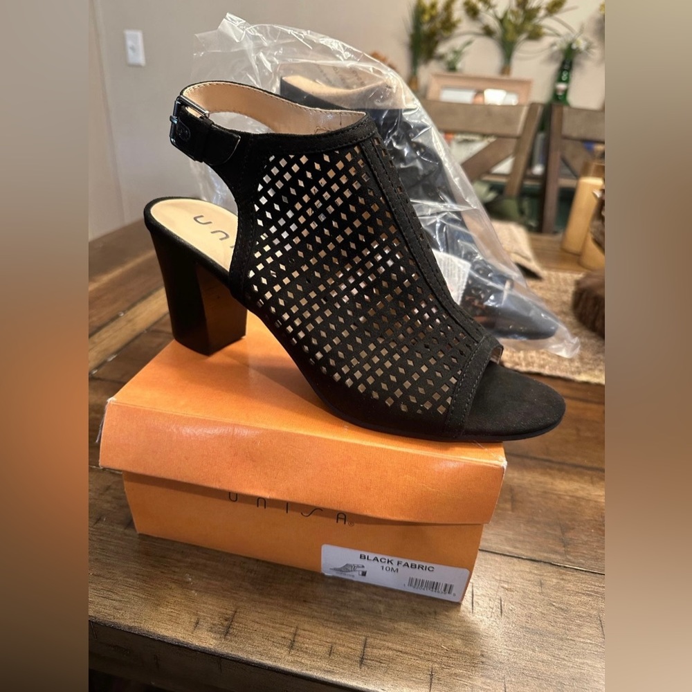 New! Black peep toe heel